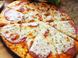 La irresistible pizza de jamón y queso: una imagen que despierta el apetito