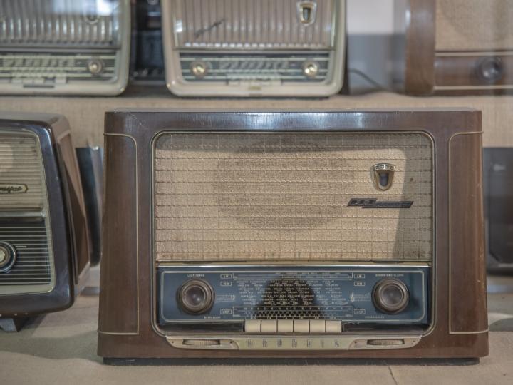 es grundig caro pero el mejor en calidad y rendimiento