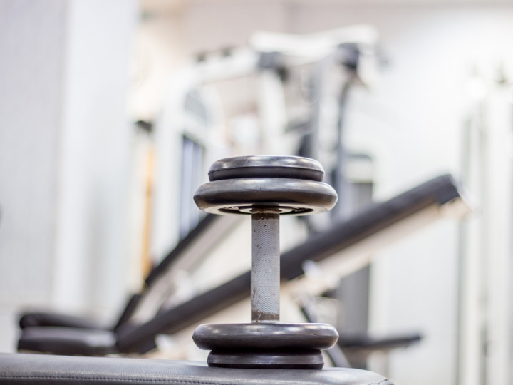 maquina musculacion con multiestacion press de banca dominadas flexiones trx gym yurei